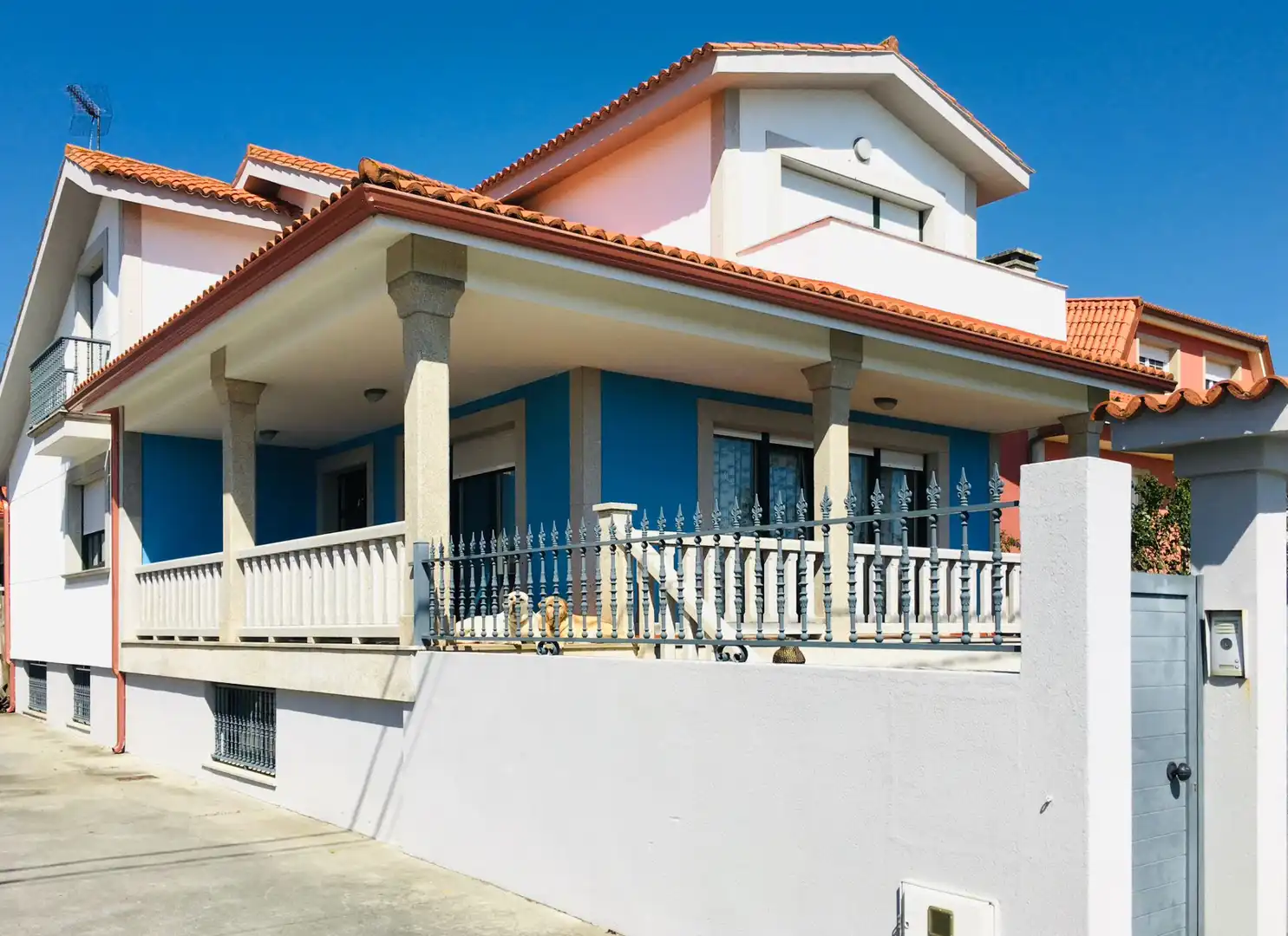 Exterior view of Houses for sale in A Pobra do Caramiñal  with Heating, Private garden and Terrace