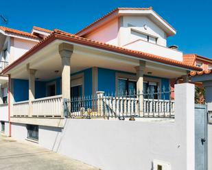 Exterior view of House or chalet for sale in A Pobra do Caramiñal  with Heating, Private garden and Terrace