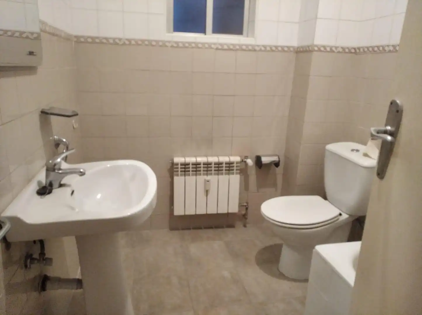 Bany de Pis en venda en Zamora Capital  amb Calefacció, Terrassa i Balcó