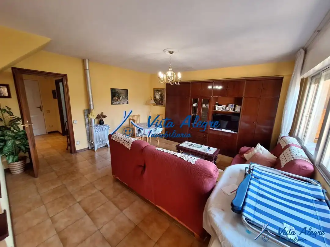 Sala d'estar de Casa adosada en venda en Anguciana amb Calefacció, Jardí privat i Traster