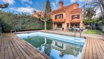 Swimming pool of Single-family semi-detached for sale in Pozuelo de Alarcón  with Air Conditioner, Heating and Private garden