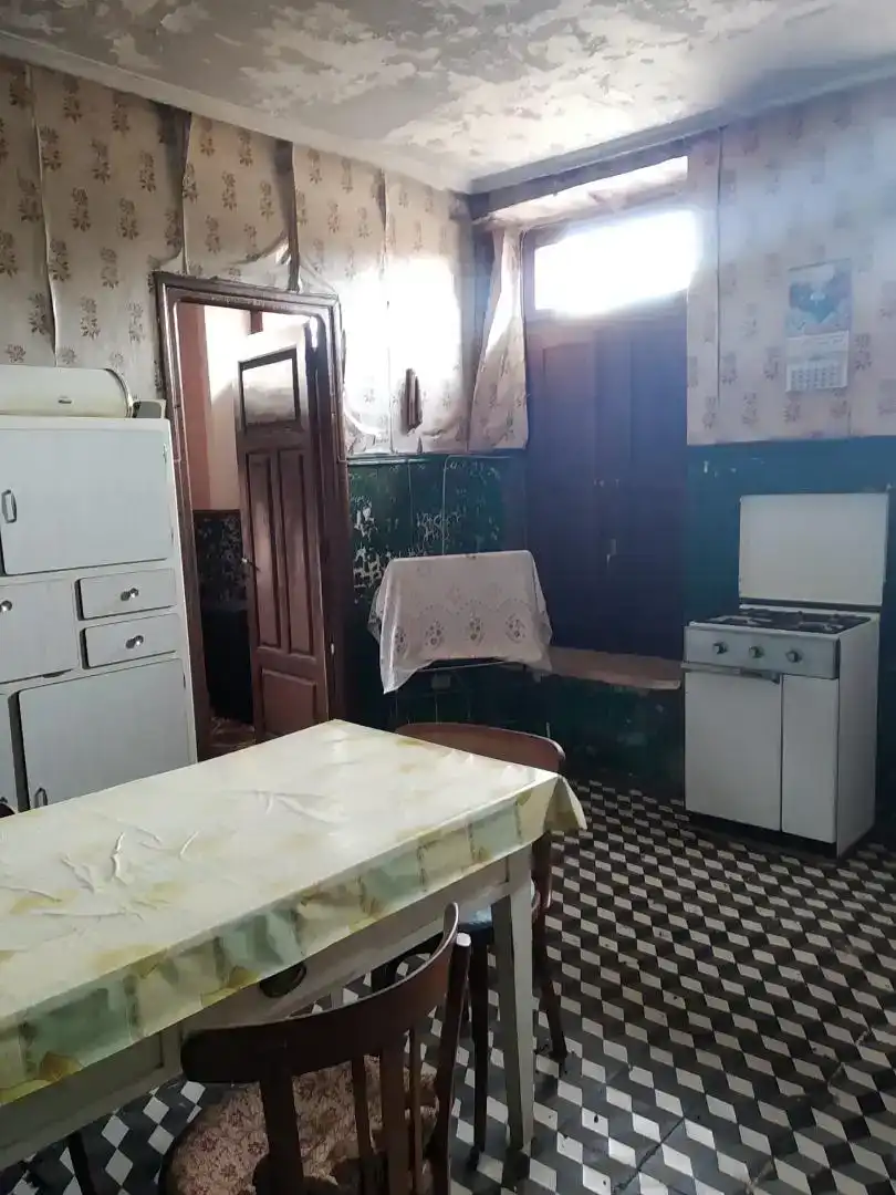 Cuina de Casa adosada en venda en Cármenes amb Balcó