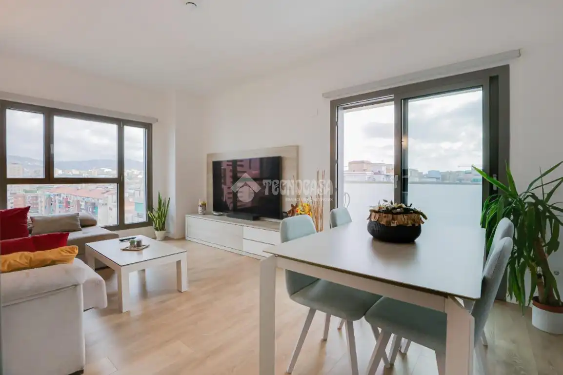 Sala de estar de Piso en venta en L'Hospitalet de Llobregat con Aire acondicionado, Calefacción y Trastero