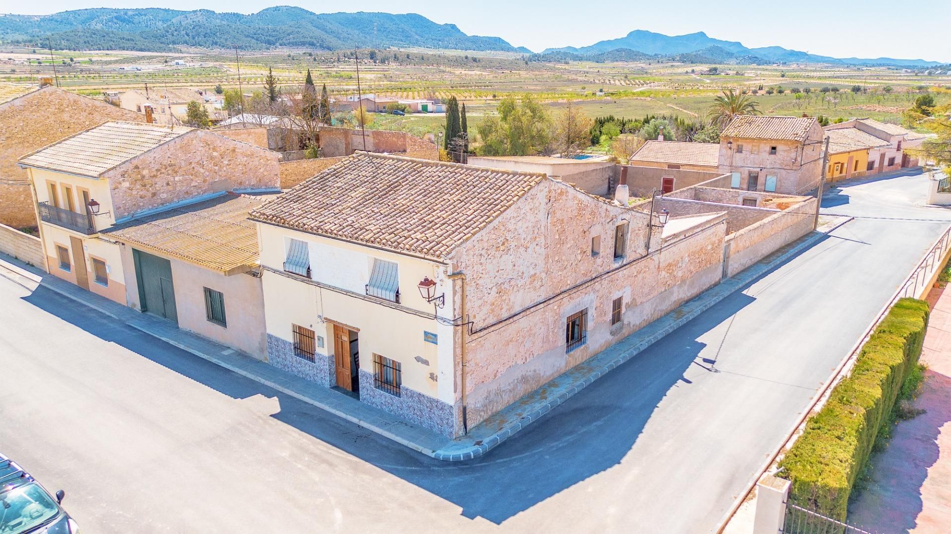 Vista exterior de Casa o xalet en venda en Jumilla amb Calefacció, Terrassa i Traster