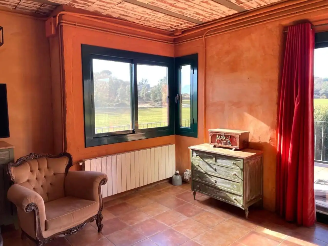 Sala de estar de Finca rústica de alquiler en Aiguaviva con Calefacción, Jardín privado y Terraza