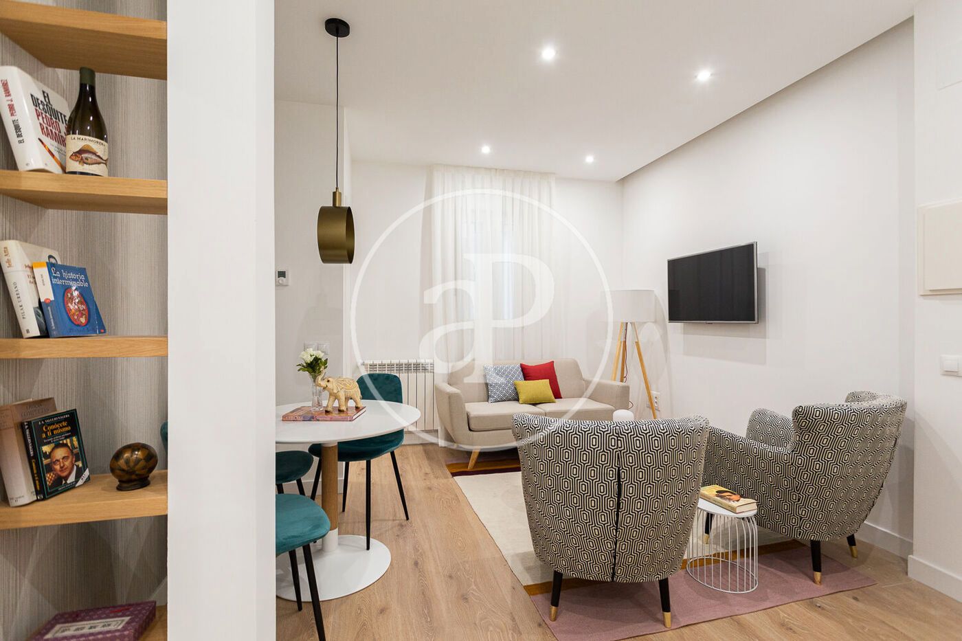 Living room of Flat to rent in  Madrid Capital  with Air Conditioner, Heating and Furnished