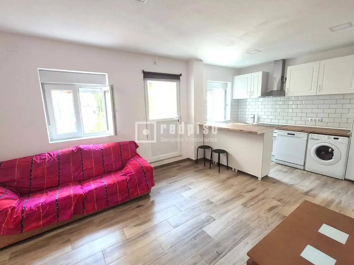 Sala d'estar de Local en venda en Madrid amb Terrassa