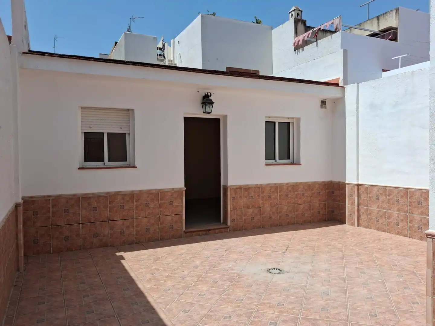 Vista exterior de Casa adosada en venda en Utrera amb Piscina comunitària