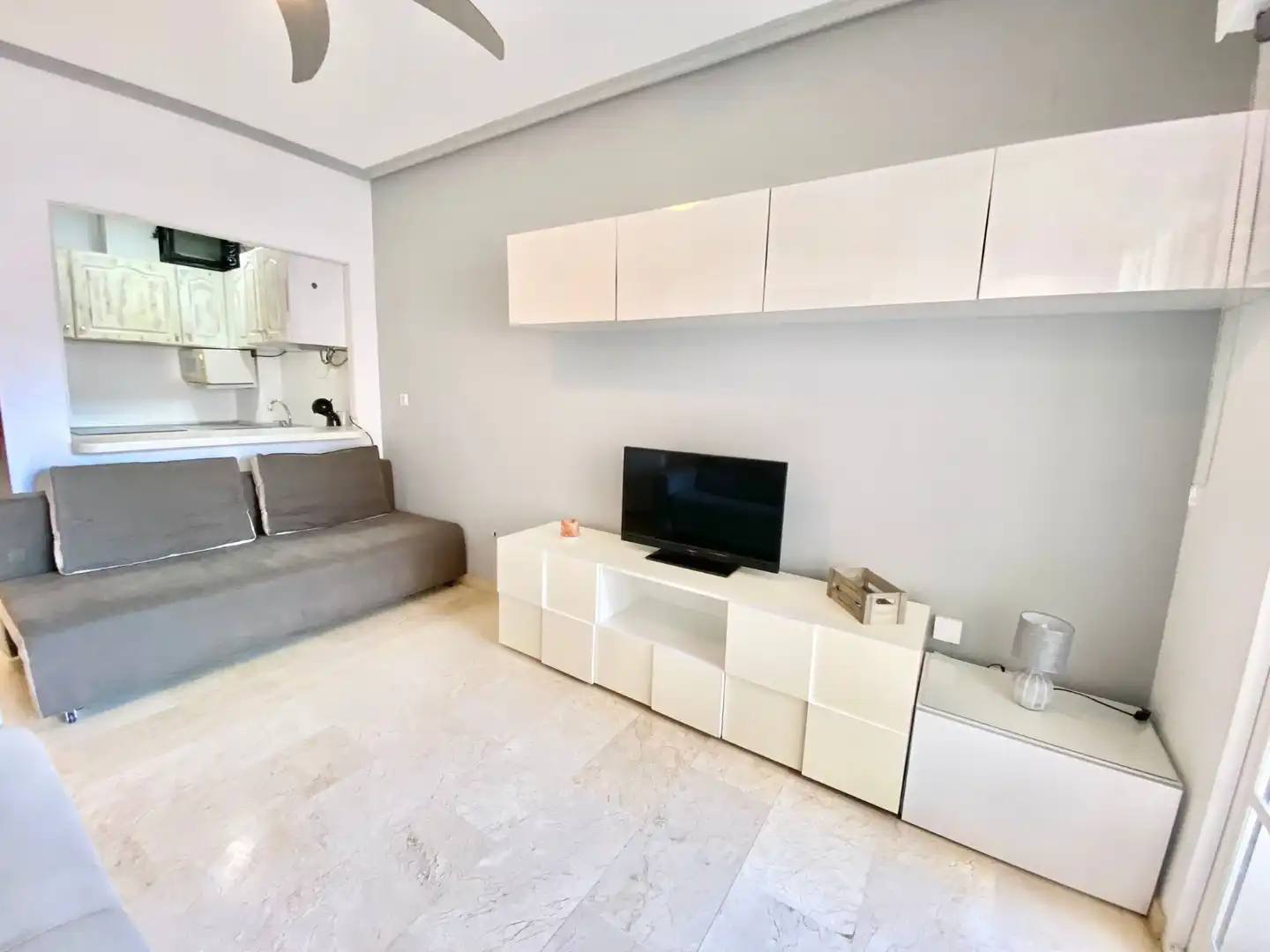 Sala de estar de Estudio de alquiler en Torrevieja con Aire acondicionado, Calefacción y Amueblado