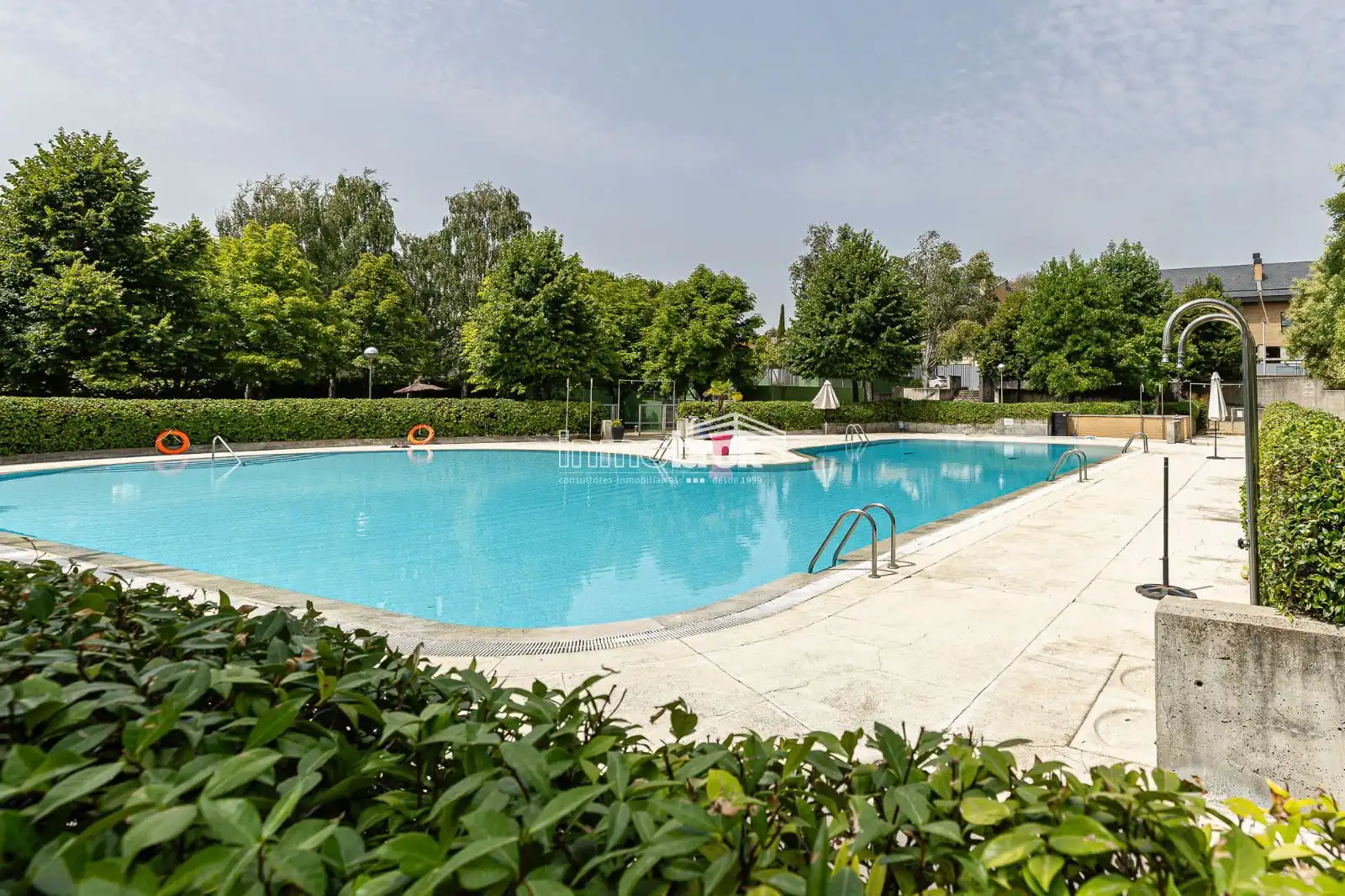 Piscina de Casa adosada en venda en La Moraleja amb Aire condicionat, Terrassa i Traster