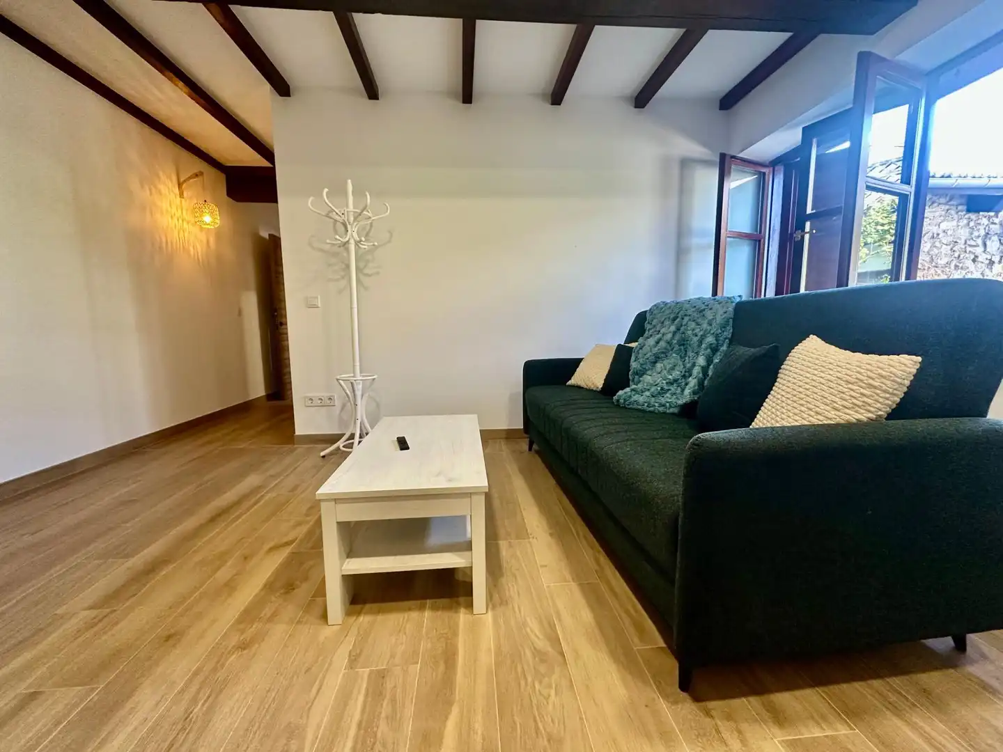 Wohnzimmer von Erdgeschoss zur Miete in Miengo mit Privatgarten, Terrasse und Möbliert