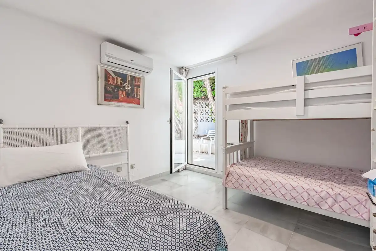 Dormitori de Casa adosada en venda en Marbella amb Aire condicionat i Terrassa