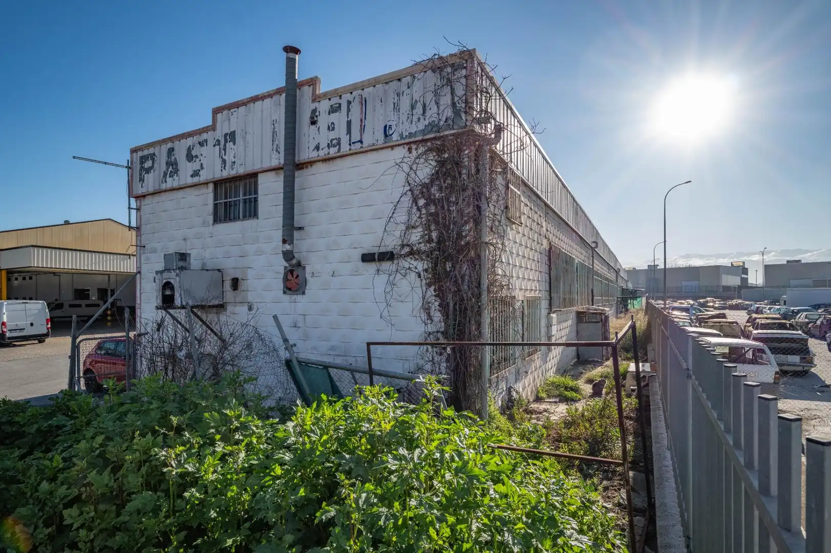 Außenansicht von Fabrikhallen zum Verkauf in Granada