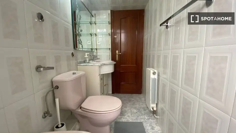 Bathroom of Flat for rent in Madrid  with Air Conditioner, Heating and Furnished