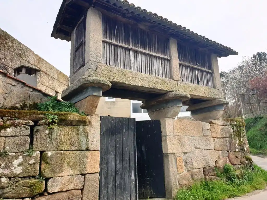 Außenansicht von Country house zum Verkauf in Taboadela mit Privatgarten