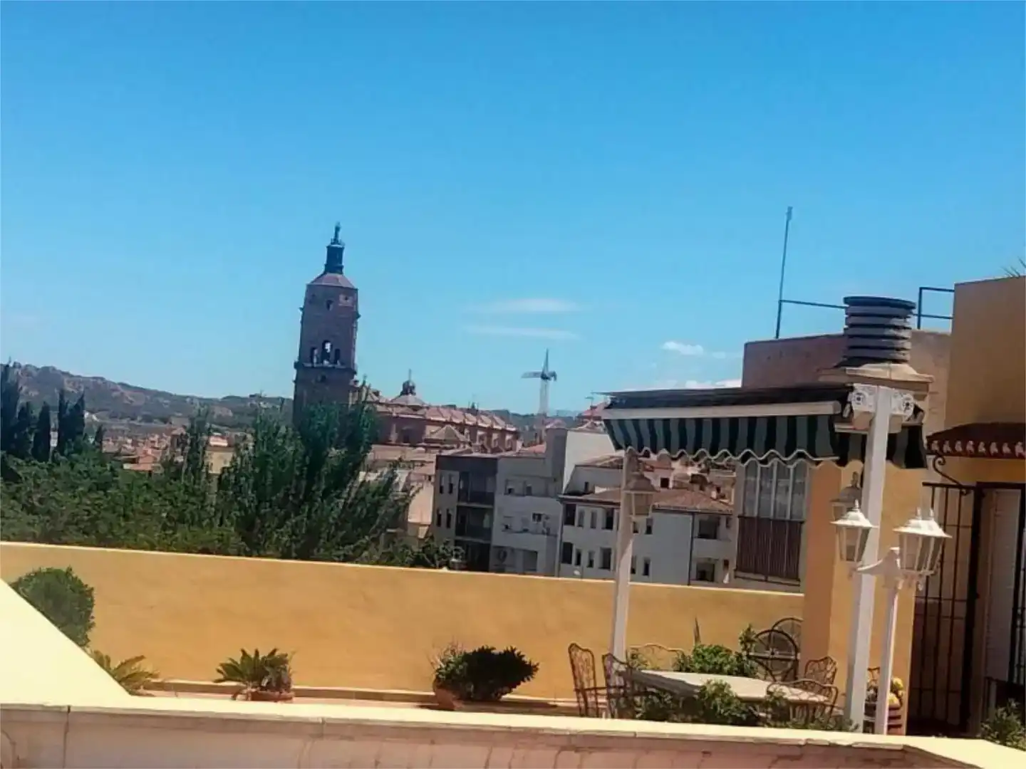 Vista exterior de Àtic en venda en Guadix amb Aire condicionat