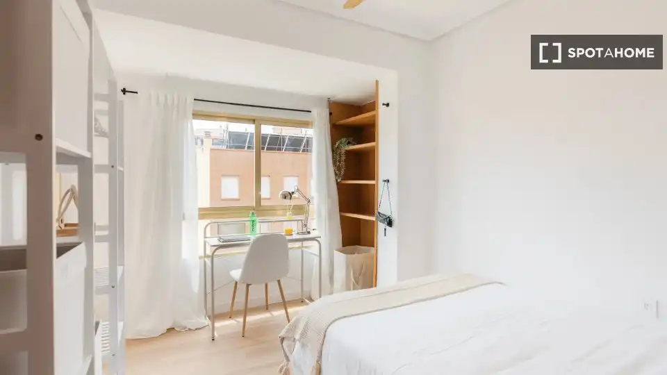 Habitación de Piso de alquiler en Valencia con Aire acondicionado, Calefacción y Amueblado