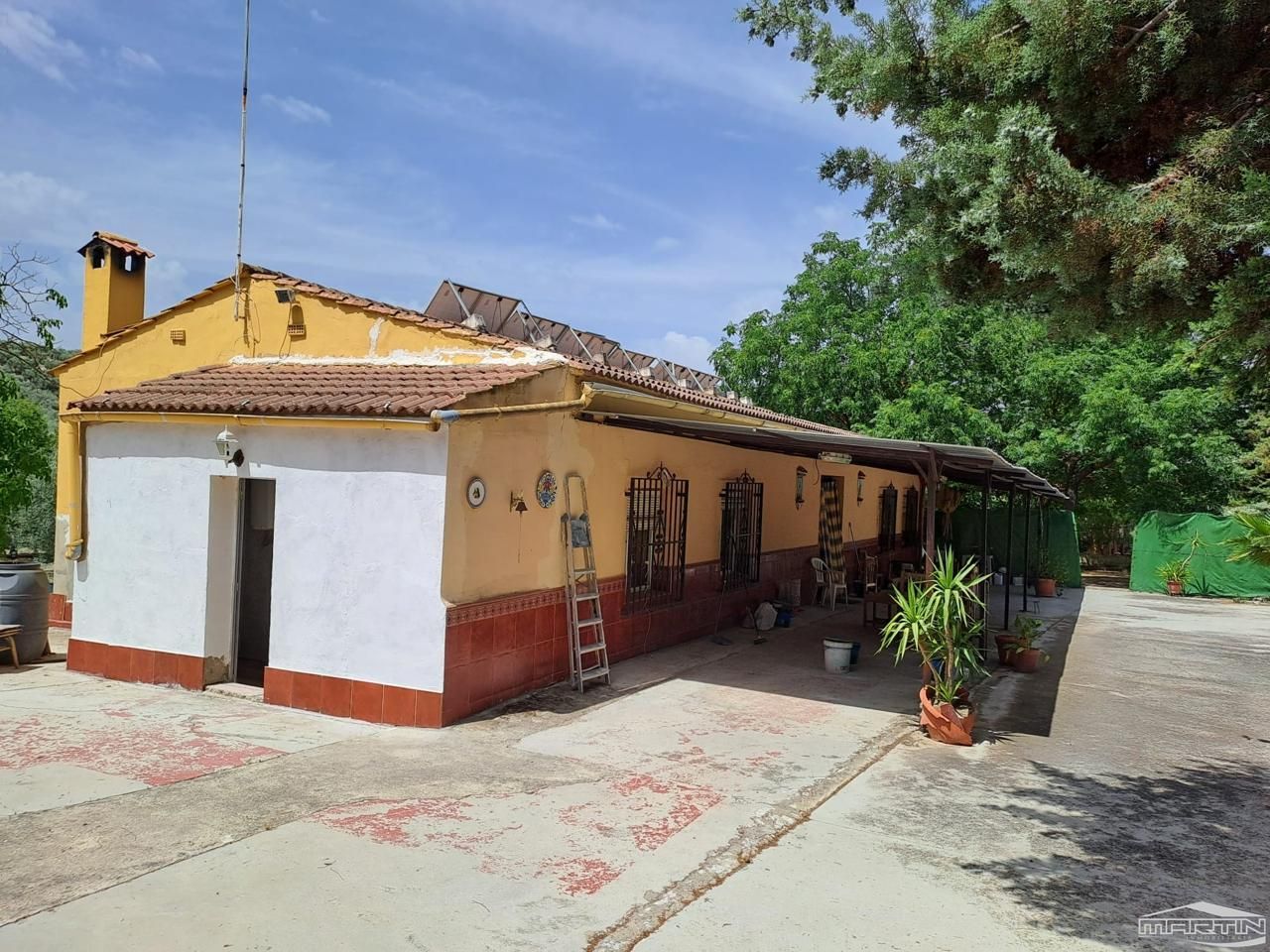 Vista exterior de Casa o xalet en venda en Lucena amb Terrassa, Traster i Piscina