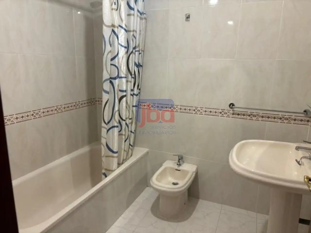 Baño de Piso de alquiler en Barbadás con Calefacción, Amueblado y Balcón