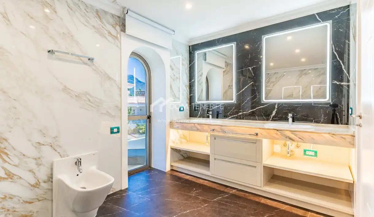 Baño de Casa o chalet en venta en Adeje con Jardín privado, Terraza y Trastero