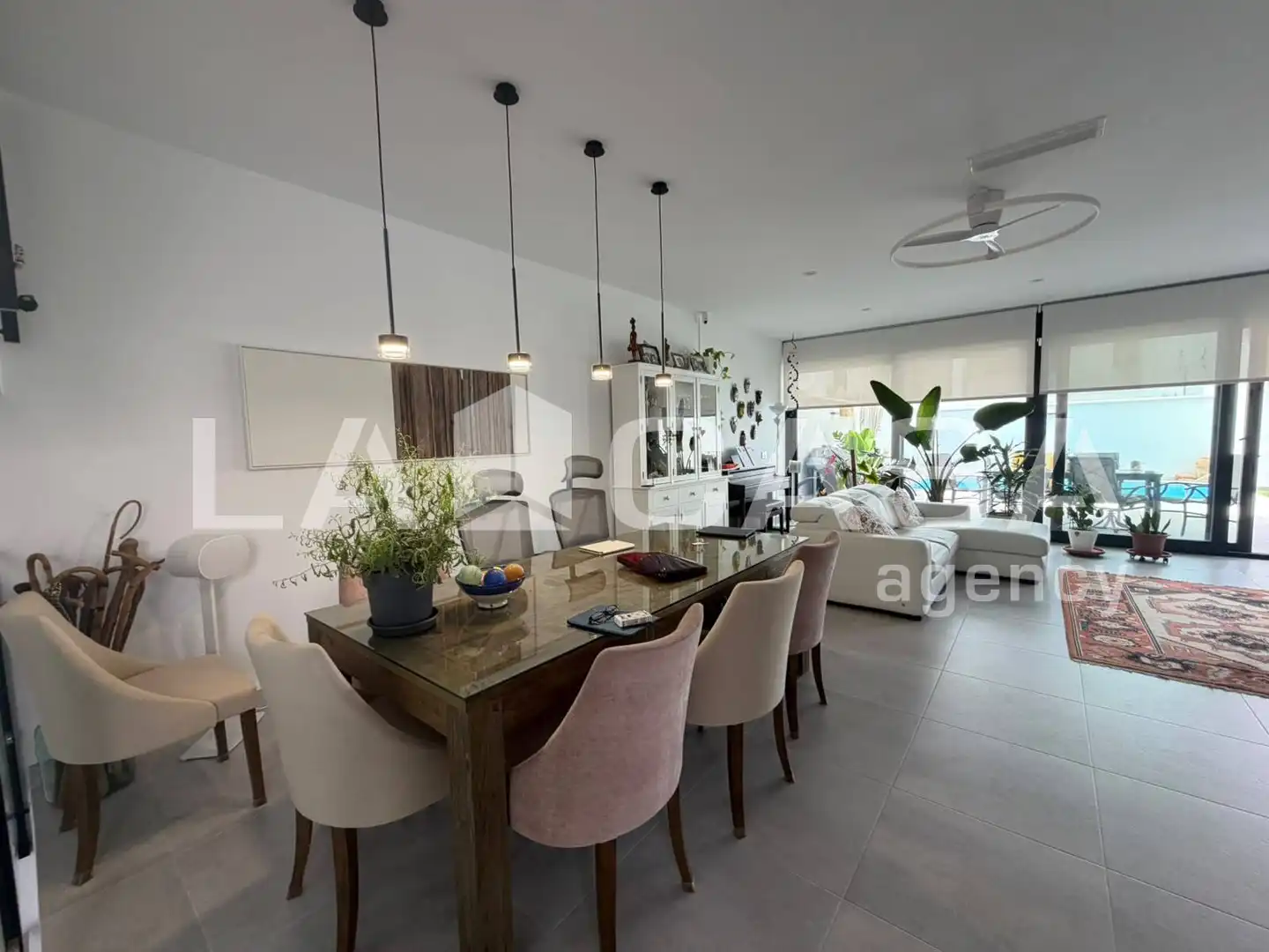 Esszimmer von Einfamilien-Reihenhaus zum Verkauf in Dos Hermanas mit Klimaanlage, Terrasse und Abstellraum