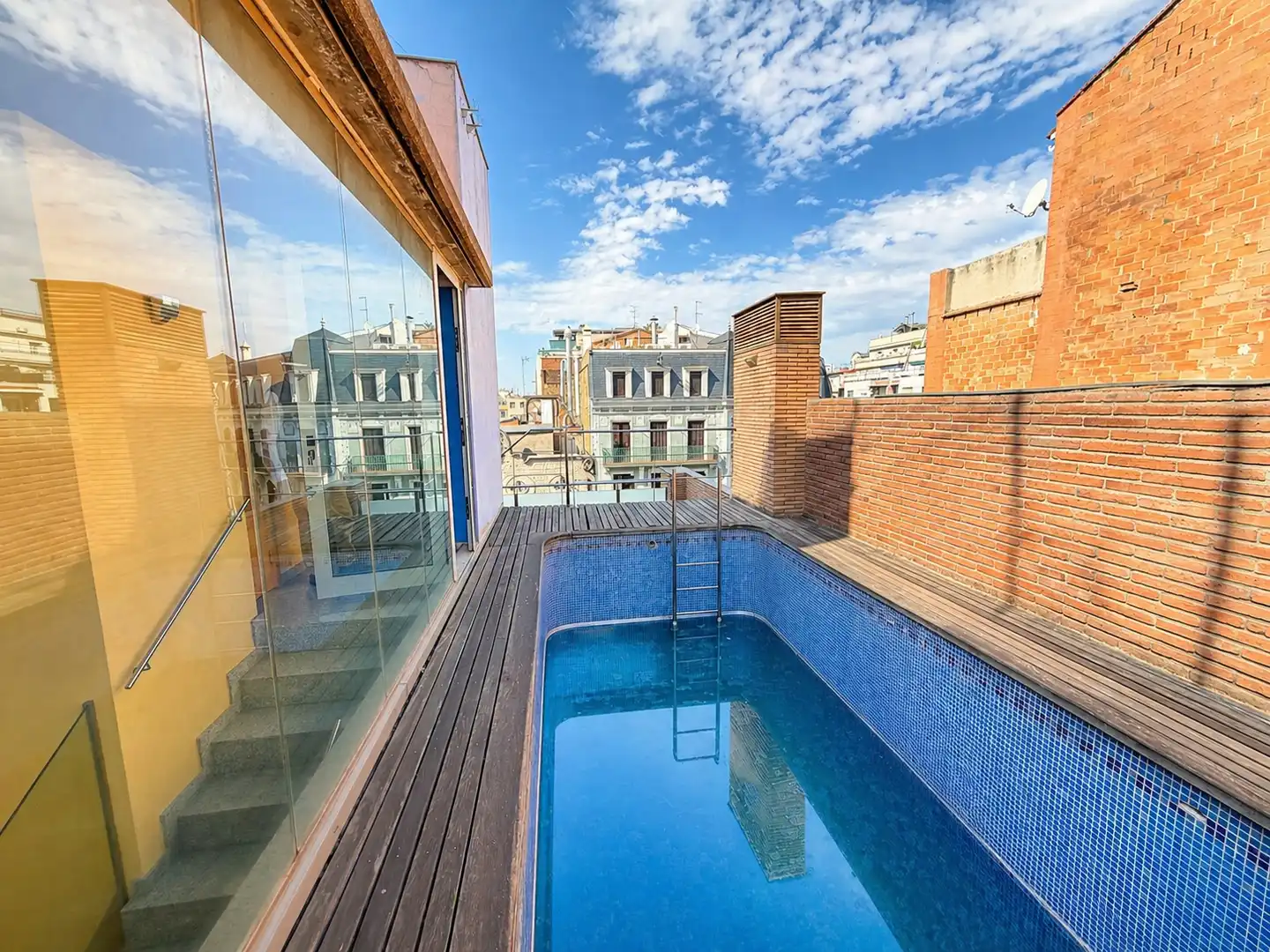 Piscina de Edificio en venta en  Barcelona Capital con Piscina comunitaria