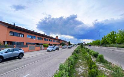 Exterior view of Single-family semi-detached for sale in Valdemoro  with Terrace