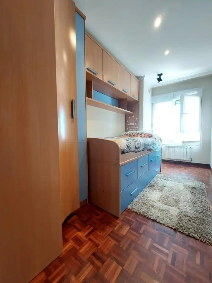 Dormitori de Pis en venda en Gijón  amb Calefacció, Parquet i Moblat