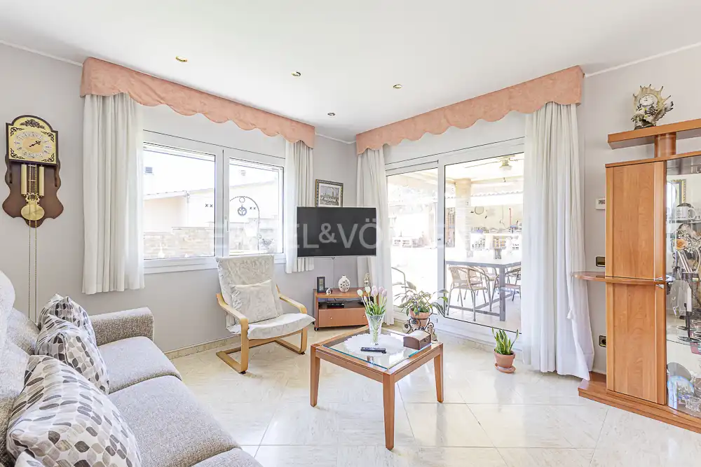 Sala d'estar de Casa o xalet en venda en La Torre de Claramunt amb Aire condicionat, Calefacció i Jardí privat