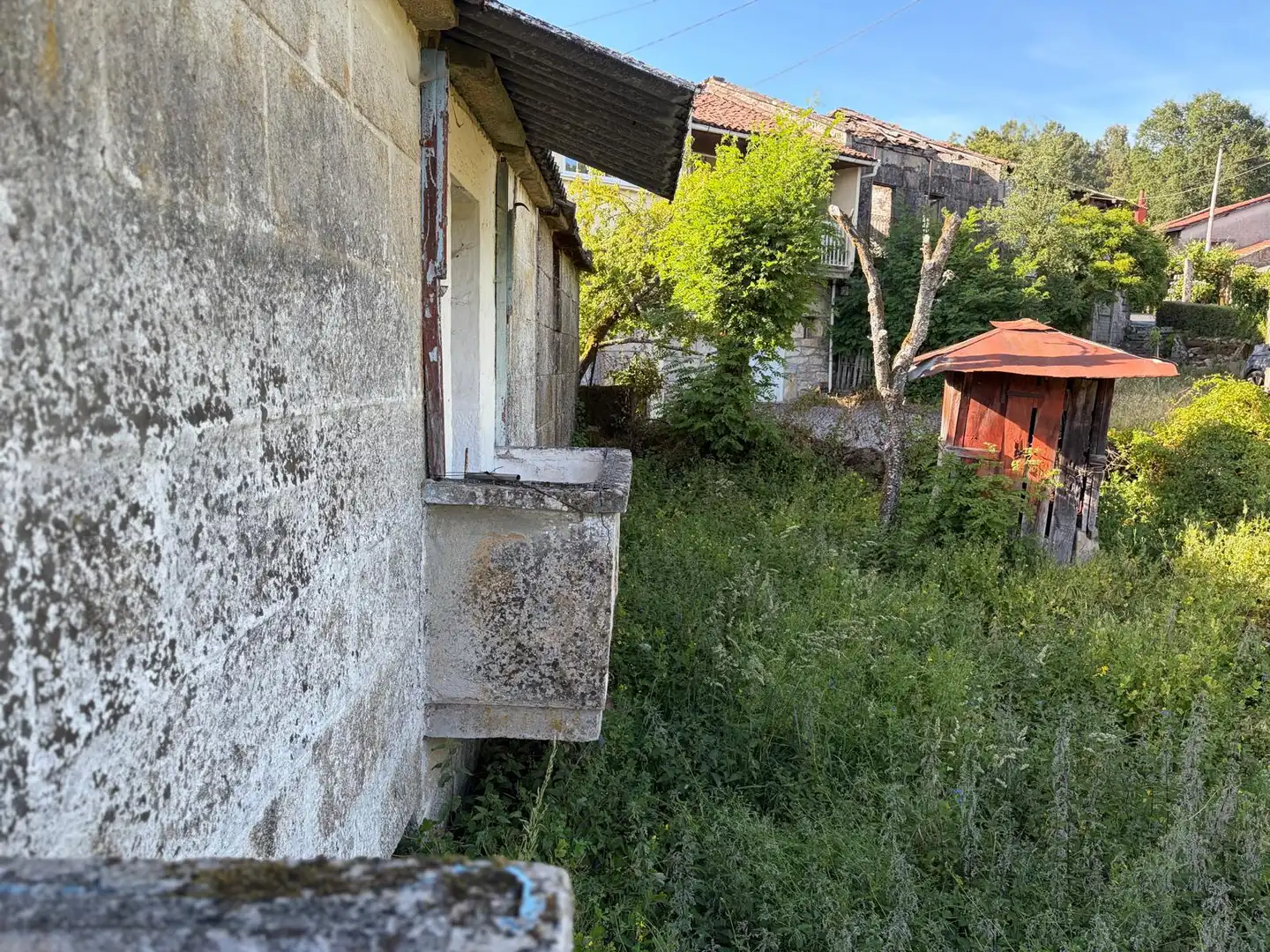 Außenansicht von Einfamilien-Reihenhaus zum Verkauf in San Cristovo de Cea mit Privatgarten und Balkon