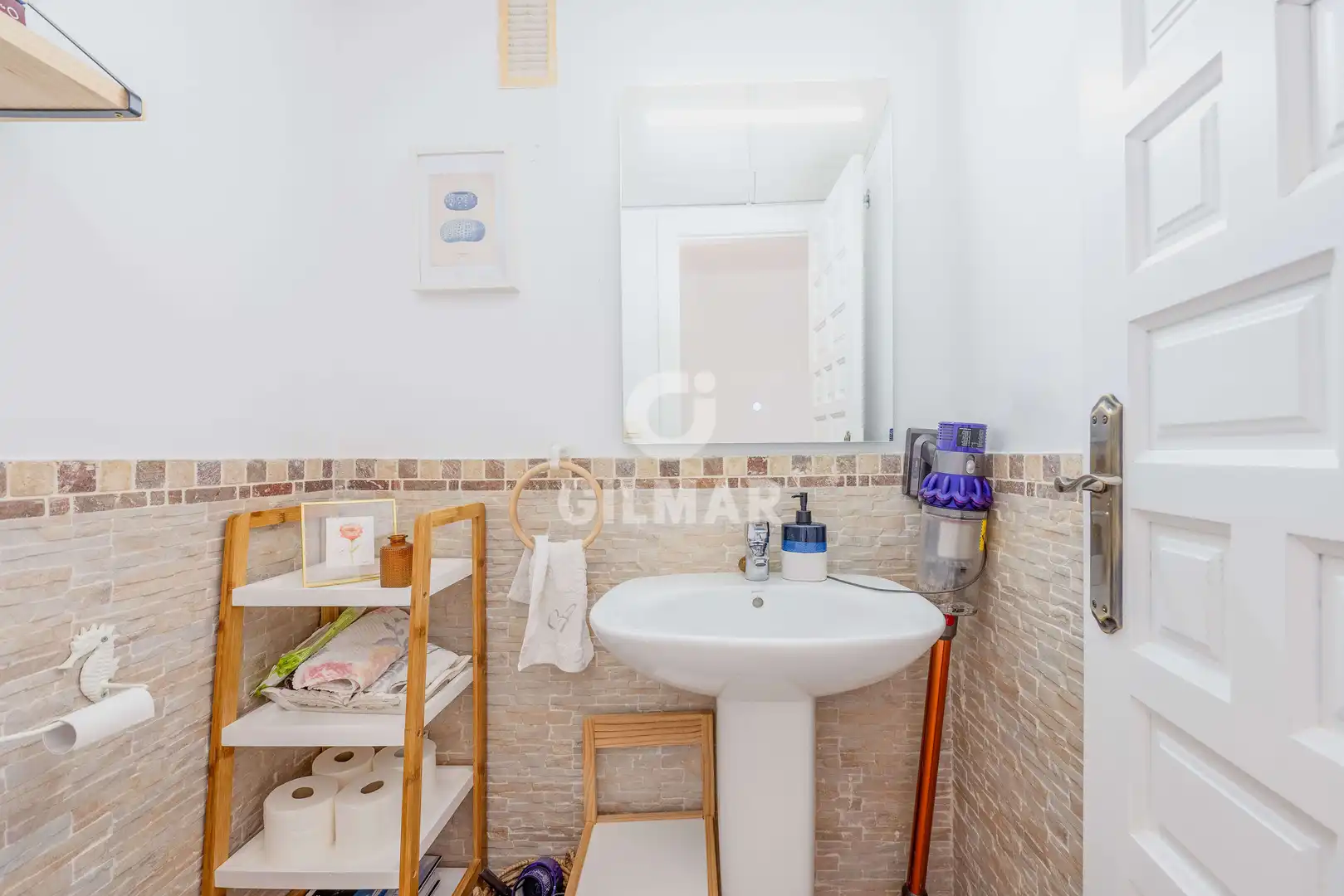 Badezimmer von Einfamilien-Reihenhaus zum Verkauf in Tarifa mit Heizung, Privatgarten und Schwimmbad