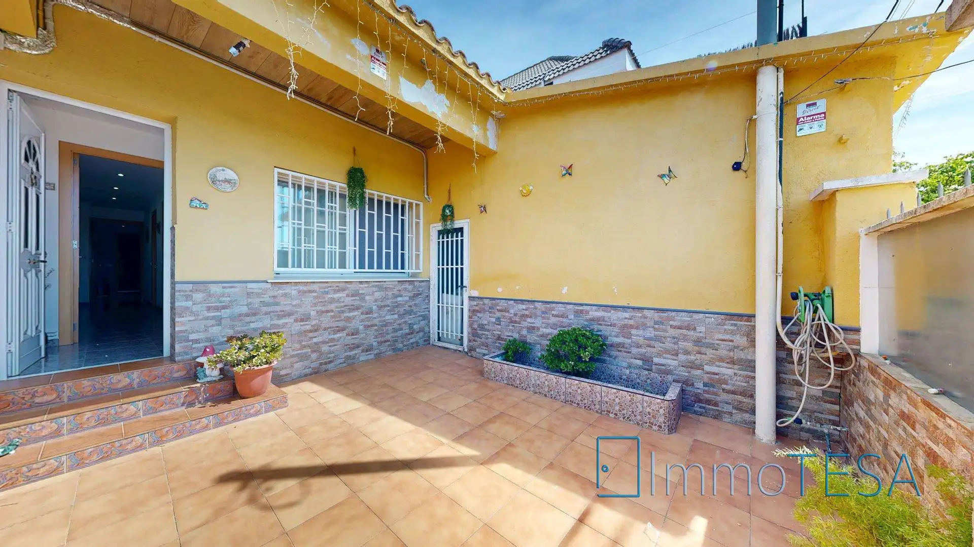 Vista exterior de Casa o xalet en venda en Barberà del Vallès amb Aire condicionat, Calefacció i Jardí privat