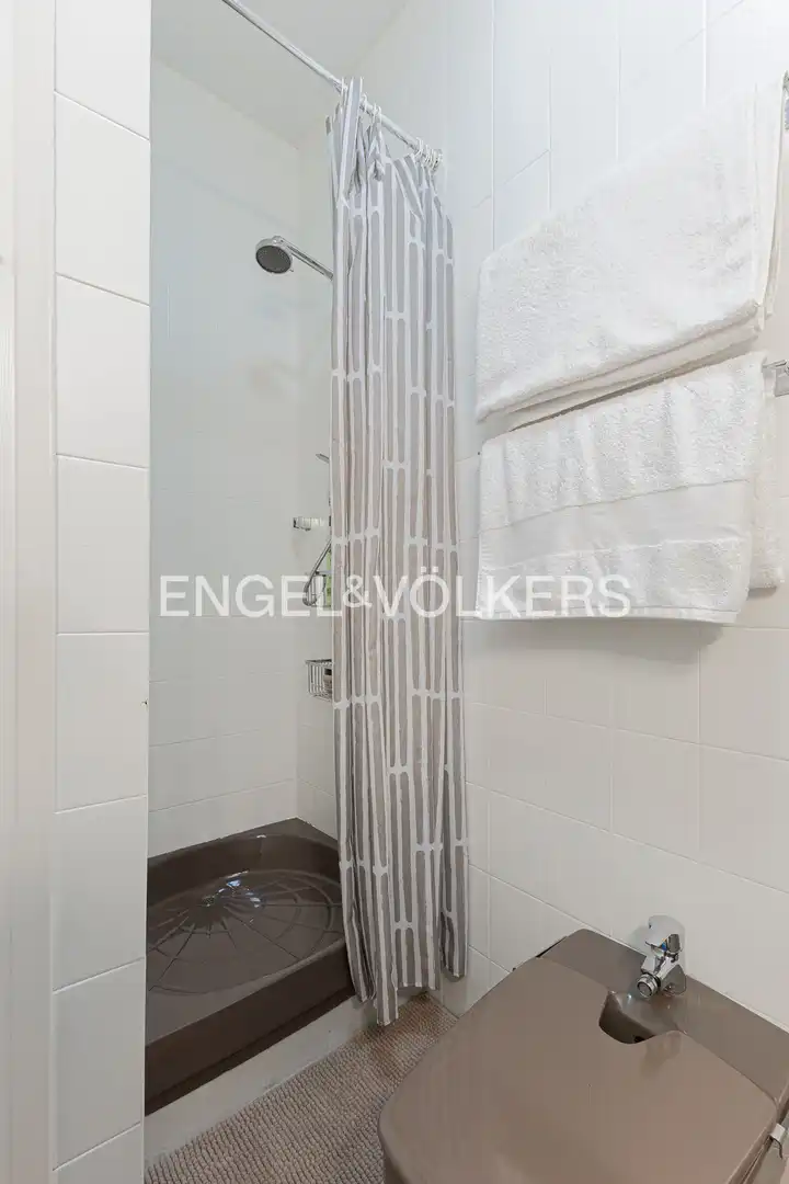 Baño de Ático en venta en Barcelona con Calefacción y Parquet