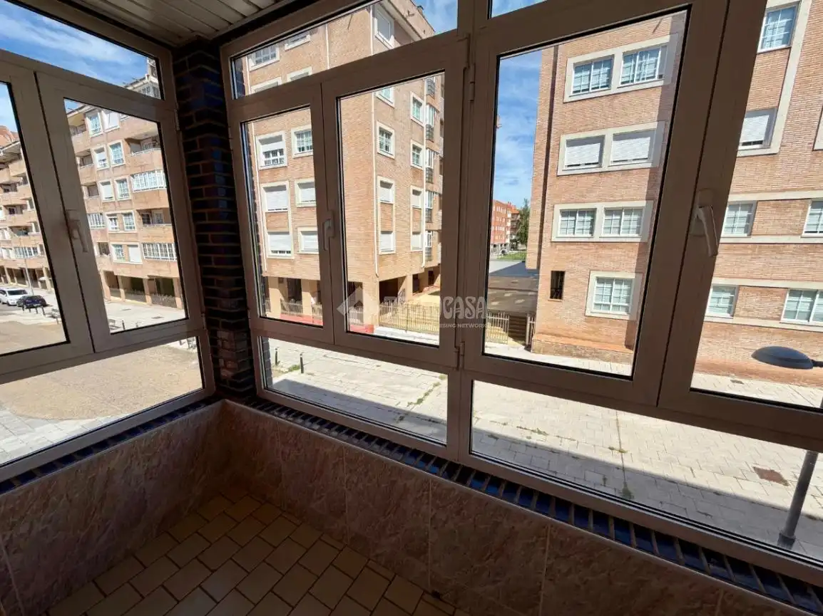 Außenansicht von Wohnung zum Verkauf in León Capital  mit Heizung, Parkett und Terrasse