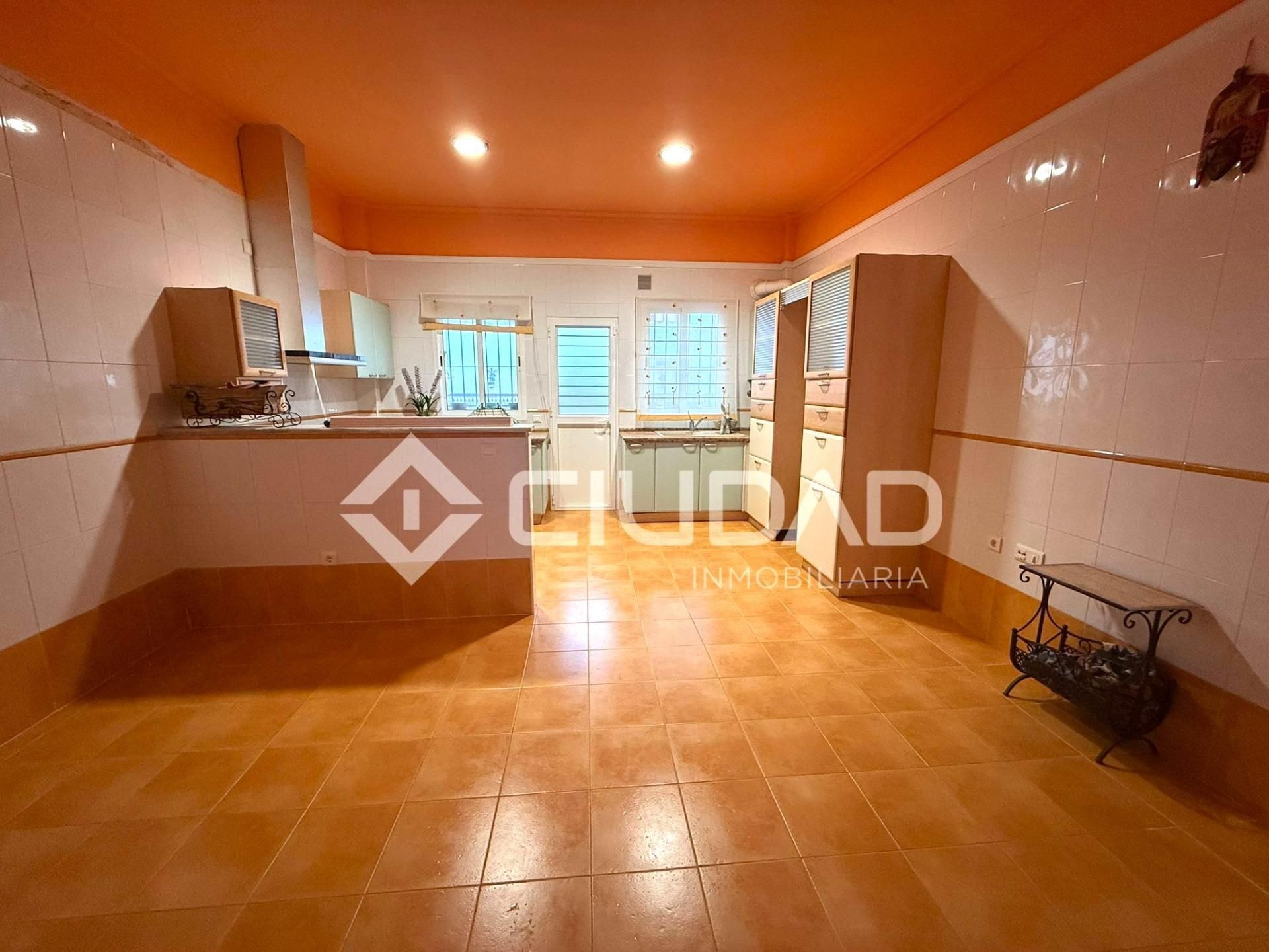 Vista exterior de Casa adosada en venta en Sanlúcar de Barrameda con Aire acondicionado, Trastero y Balcón