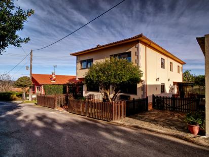 Vista exterior de Casa o xalet en venda en Abegondo amb Calefacció, Jardí privat i Terrassa