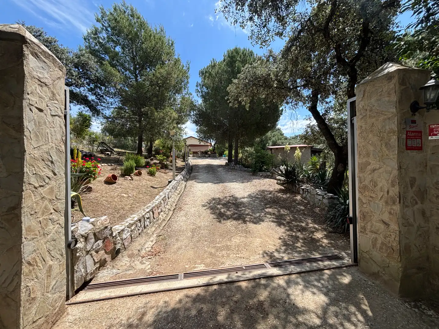 Vista exterior de Finca rústica en venda en Andújar amb Aire condicionat, Jardí privat i Piscina