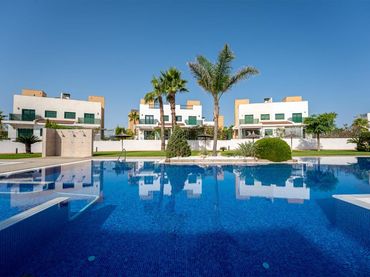 Villa con piscina in vendita a Avenida RECORRAL DE