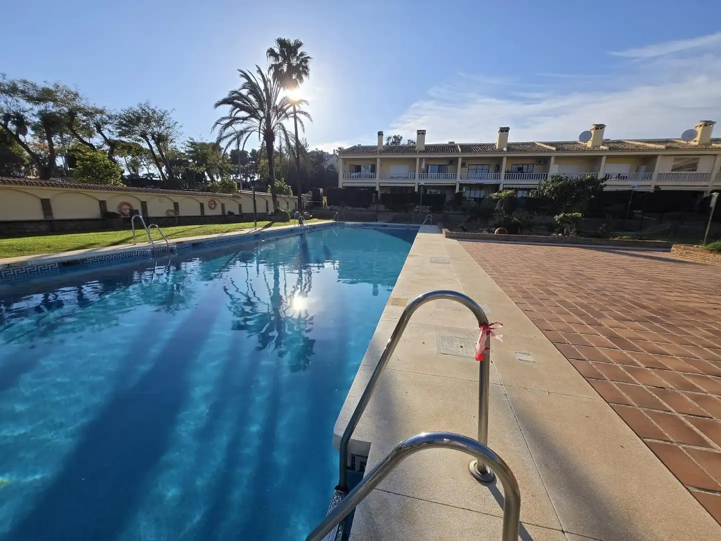 Piscina de Casa adosada en venta en Benalmádena con Aire acondicionado, Calefacción y Jardín privado