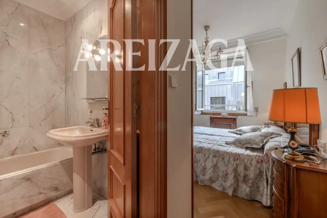 Habitación de Piso en venta en Donostia - San Sebastián  con Calefacción, Terraza y Balcón