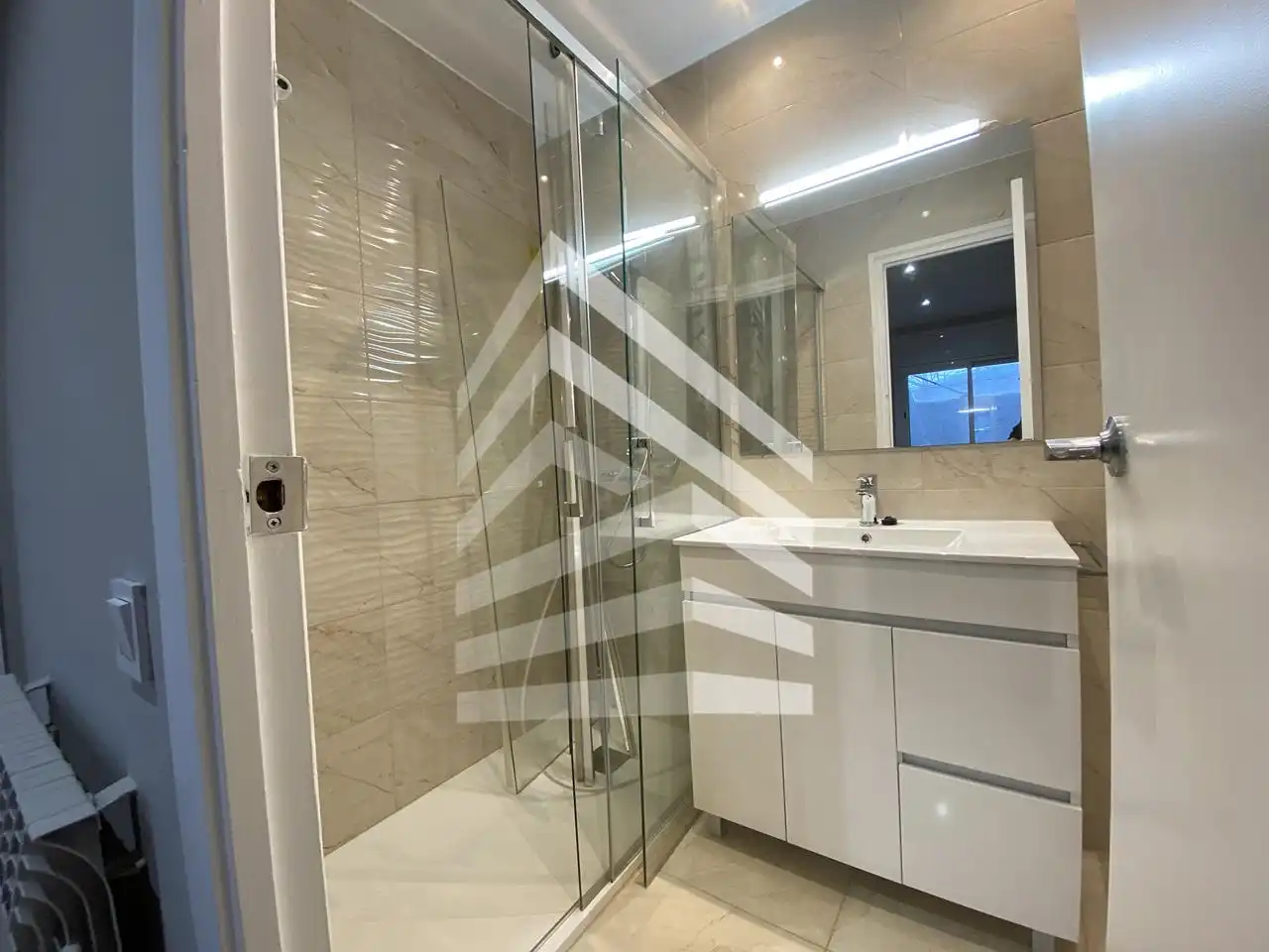 Badezimmer von Wohnung zum Verkauf in Barcelona mit Klimaanlage und Heizung