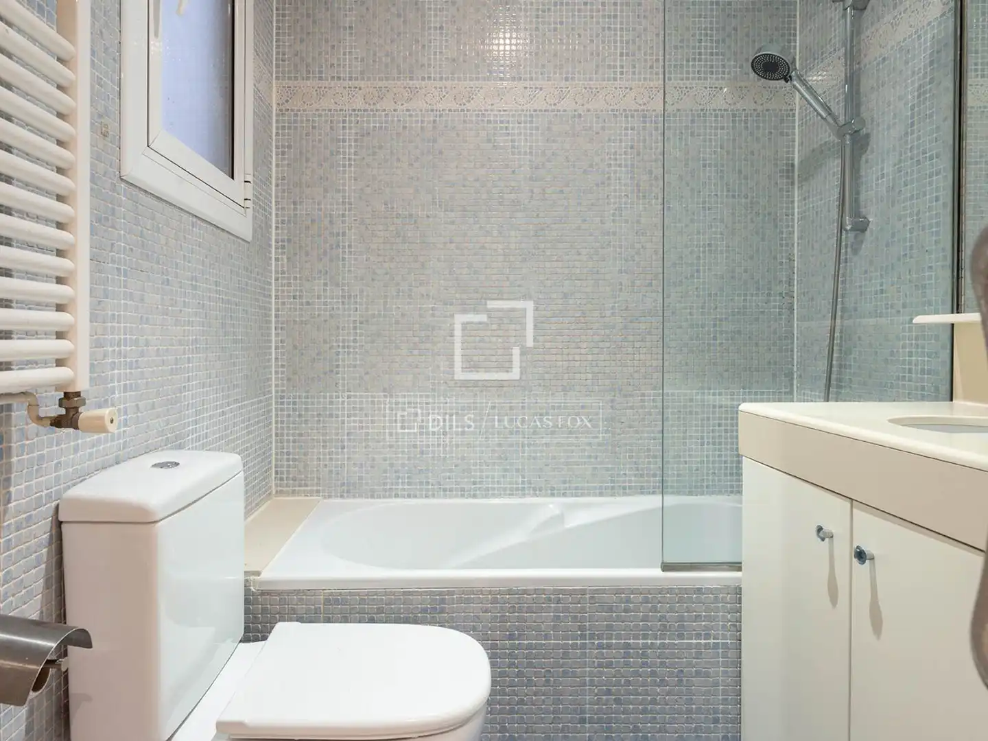 Badezimmer von Wohnung zum Verkauf in Barcelona mit Klimaanlage und Heizung