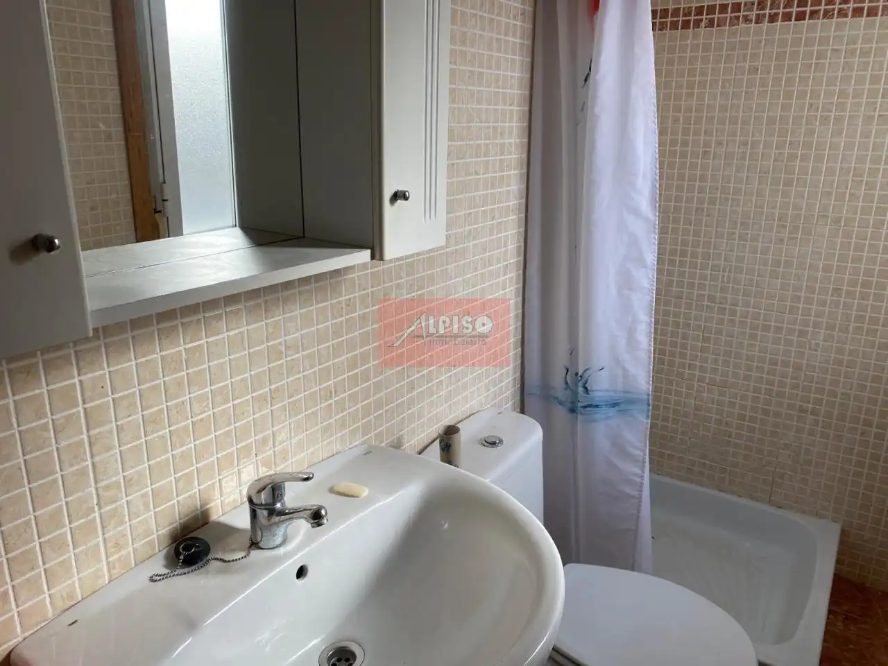 Bathroom of Duplexes for sale in Ourense Capital   with Heating, Parquet flooring and Storage room