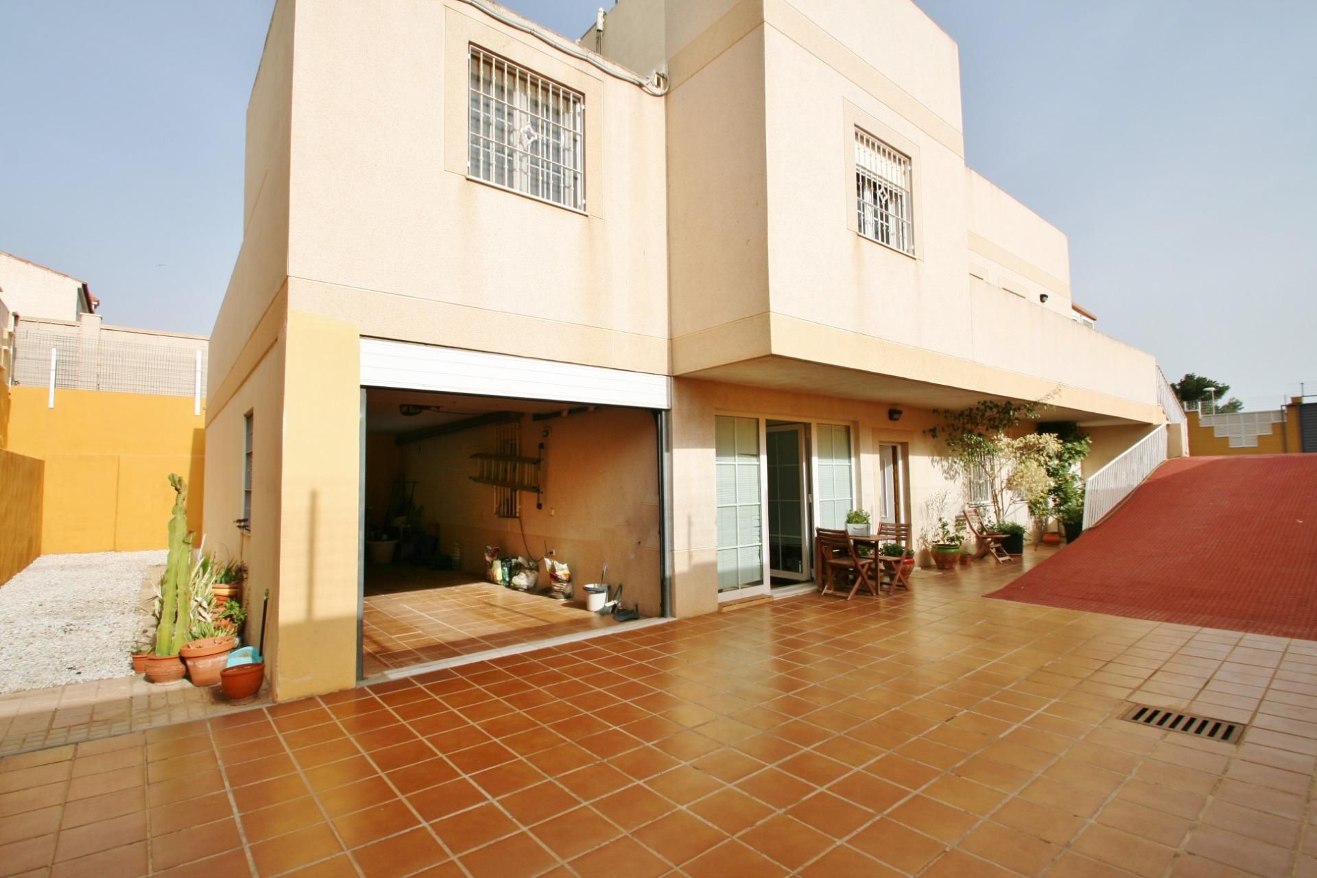 Vista exterior de Casa o xalet en venda en  Almería Capital amb Aire condicionat, Calefacció i Jardí privat