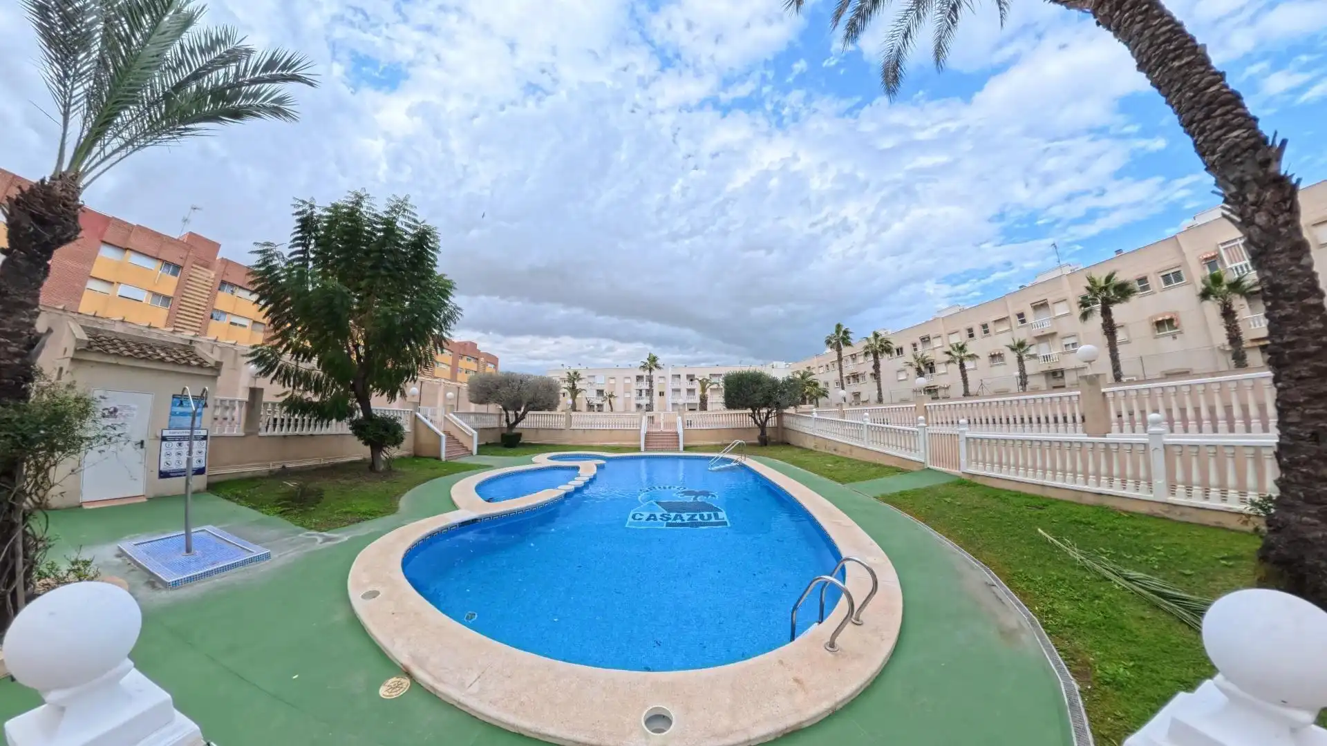 Piscina de Planta baja en venta en Torrevieja con Aire acondicionado, Terraza y Amueblado