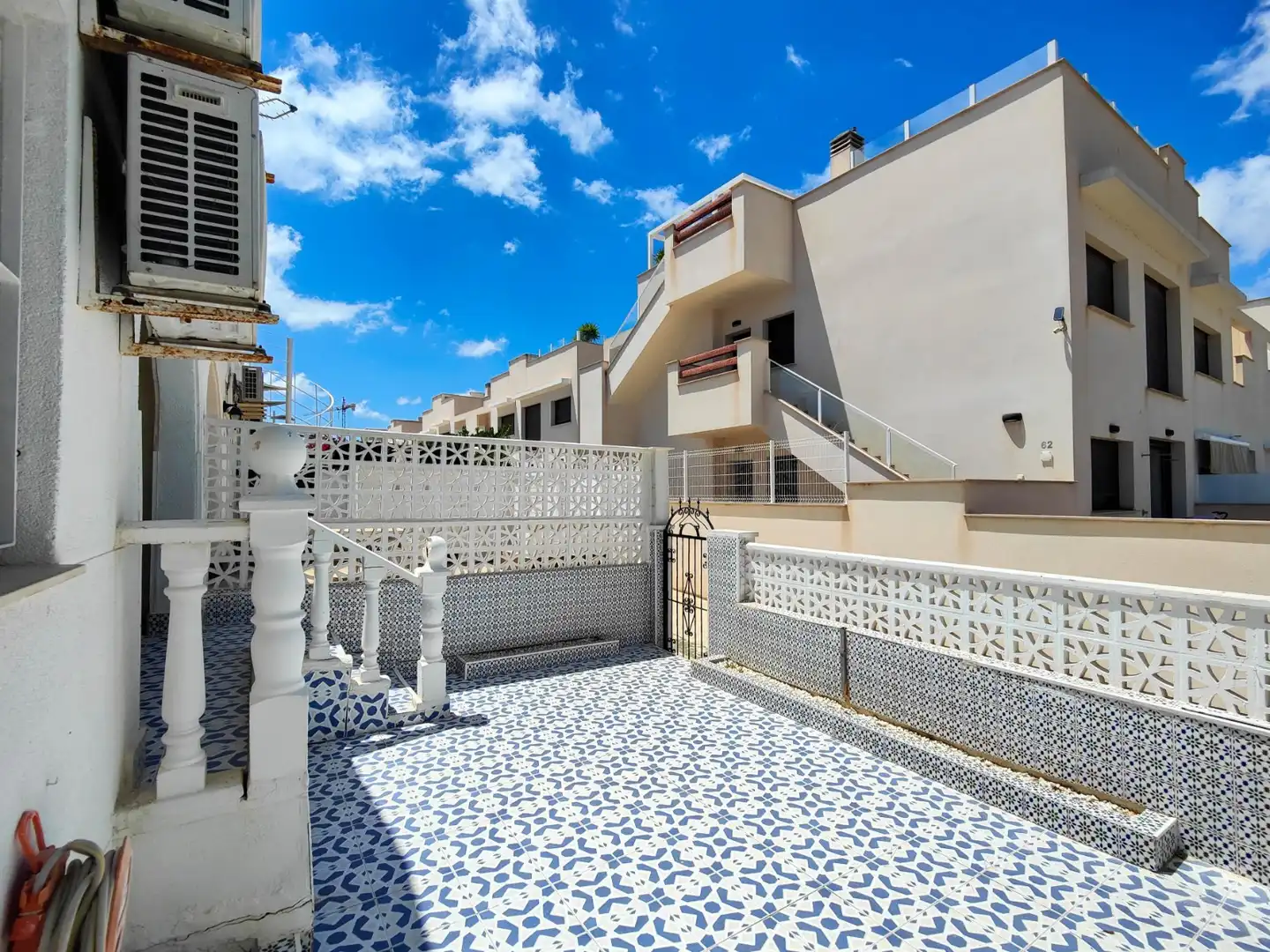 Terrasse von Einfamilien-Reihenhaus zum Verkauf in Torrevieja mit Klimaanlage, Privatgarten und Terrasse