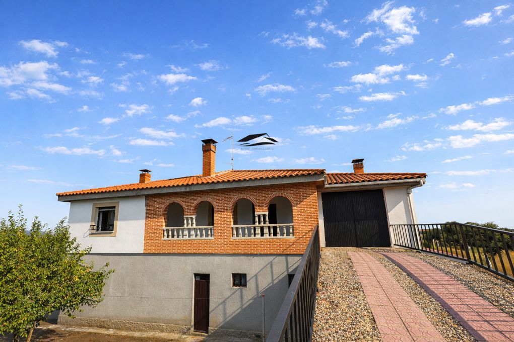 Vista exterior de Casa o xalet en venda en Juzbado amb Calefacció, Terrassa i Traster