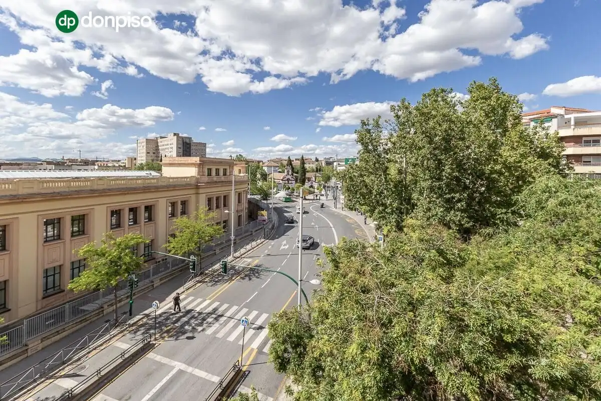 Vista exterior de Piso en venta en Granada con Aire acondicionado, Calefacción y Terraza