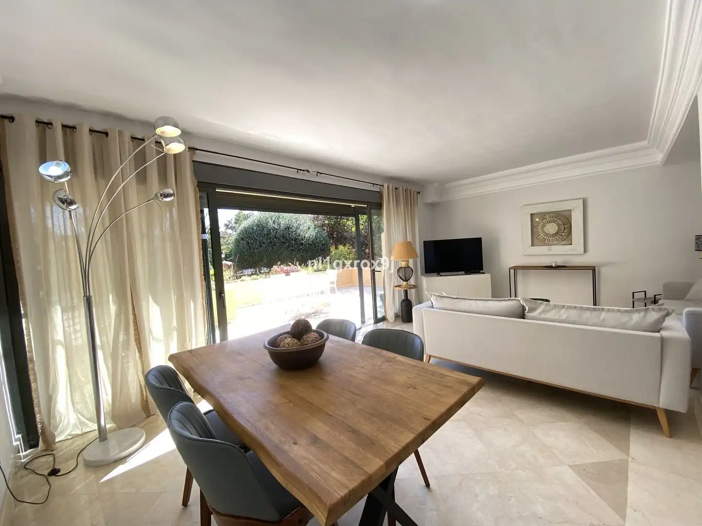 Sala de estar de Apartamento en venta en Marbella con Terraza, Amueblado y Piscina comunitaria