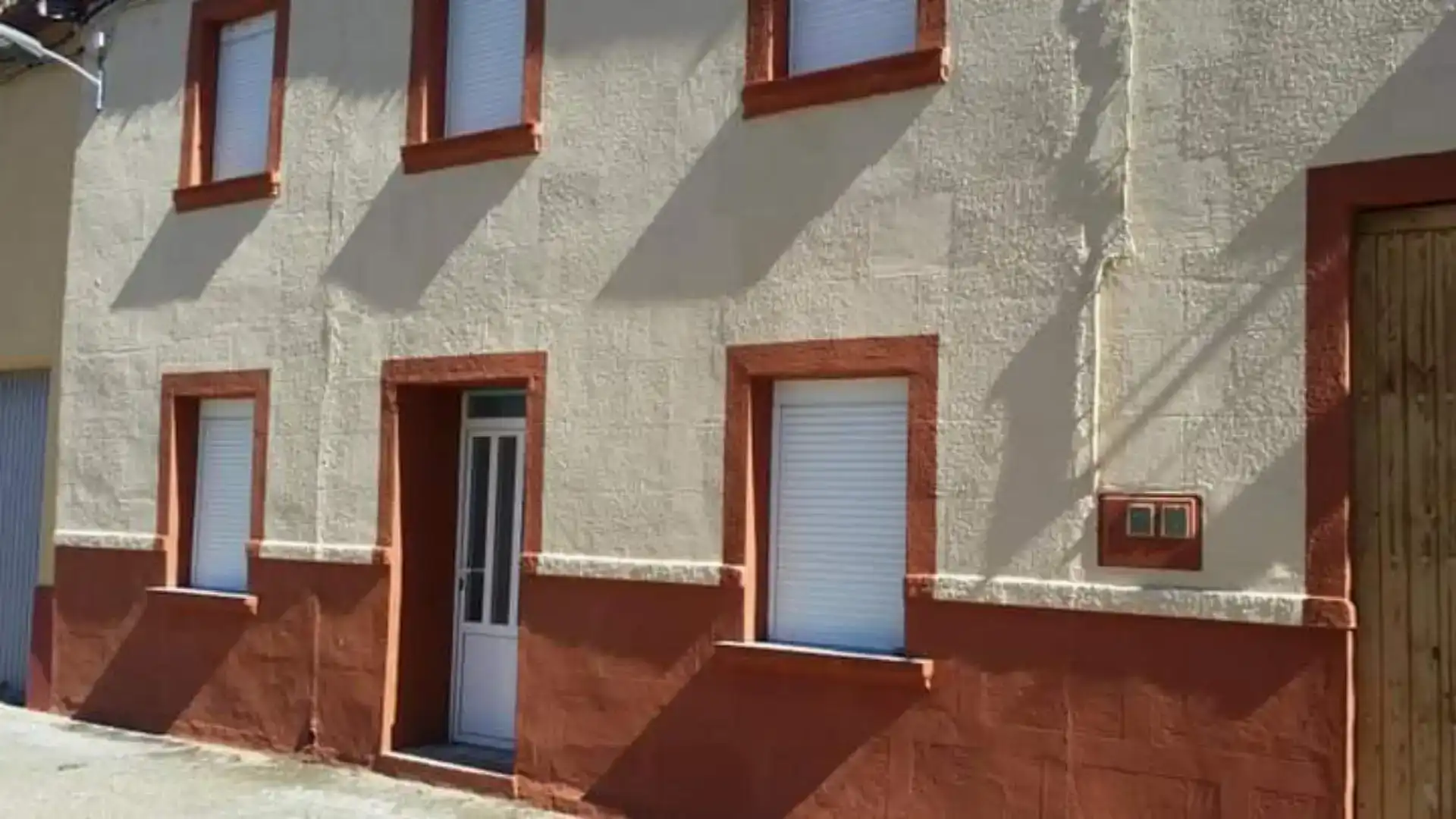 Vista exterior de Casa adosada en venda en Santa Croya de Tera amb Moblat, Forn i Rentadora